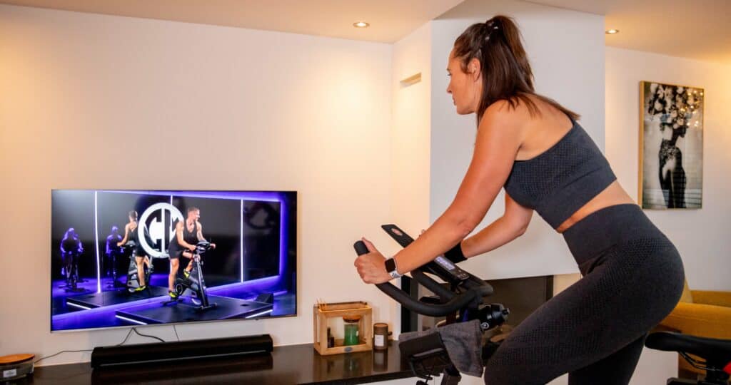 Vrouw op Indoor Cycling fiets een workout