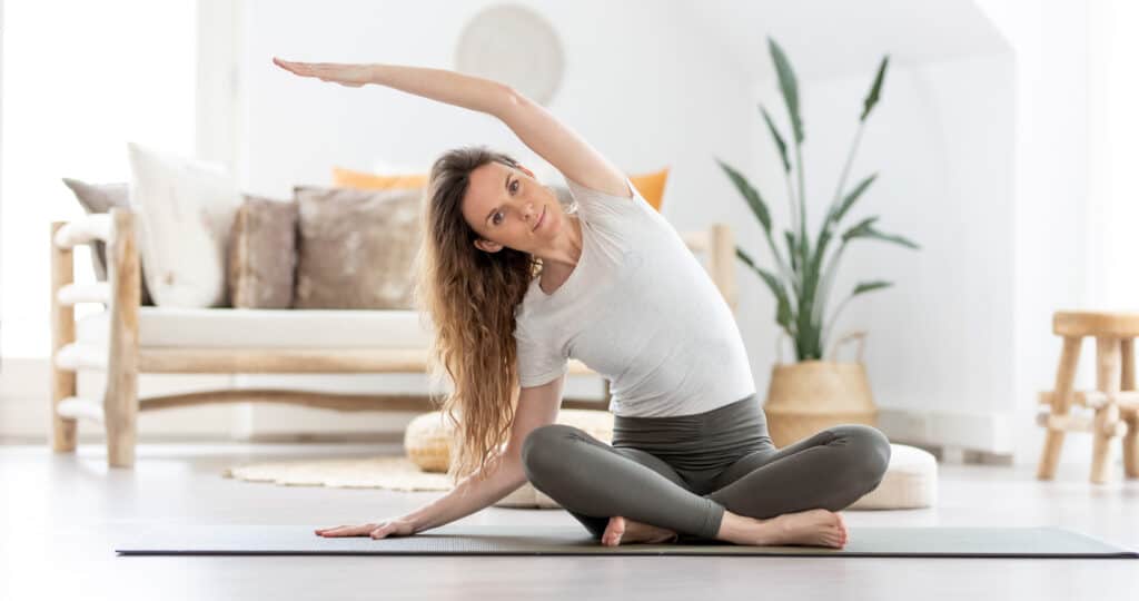 Vrouw doet een yoga pose, voordelen