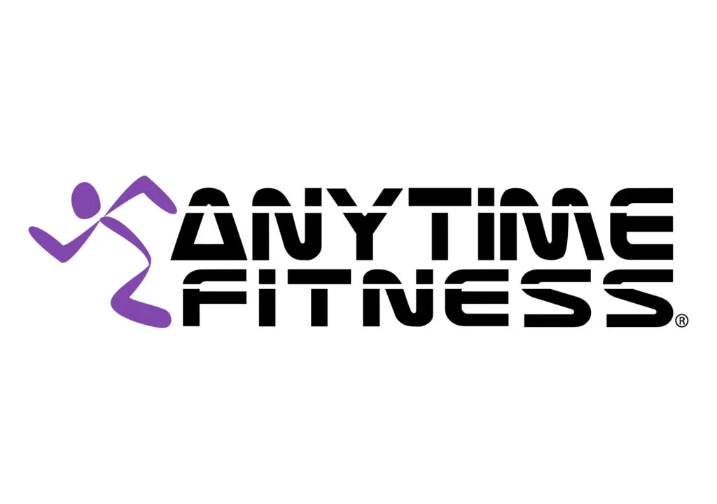 Logo van Always Fitness met een paars abstract figuur dat in dikke zwarte letters over de merknaam loopt.