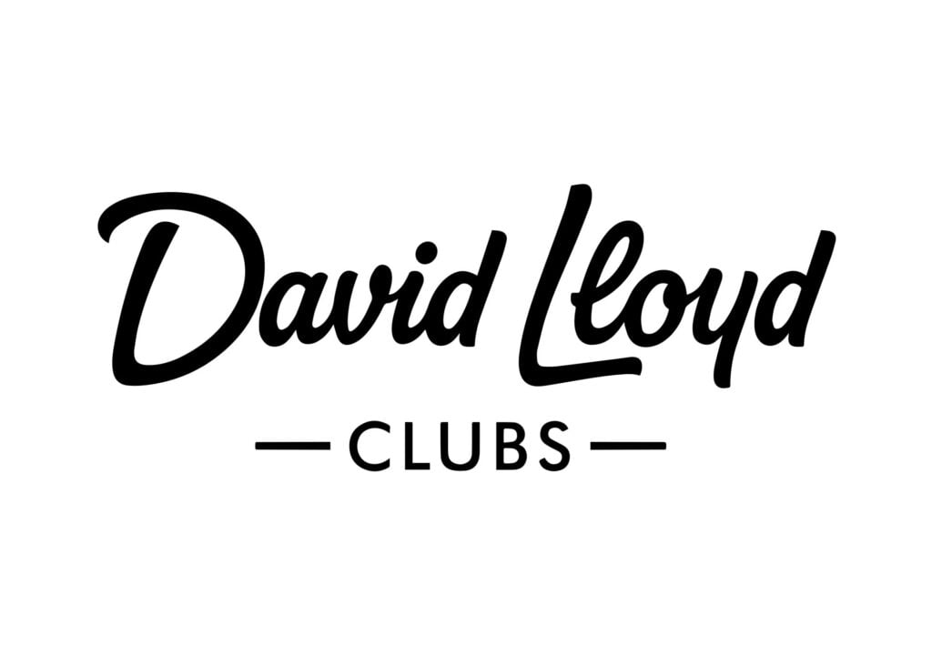 Logo van David Lloyd Clubs, met de naam "David Lloyd" in elegant cursief schrift, gevolgd door het woord "clubs" in hoofdletters, onderstreept door een horizontale lijn.