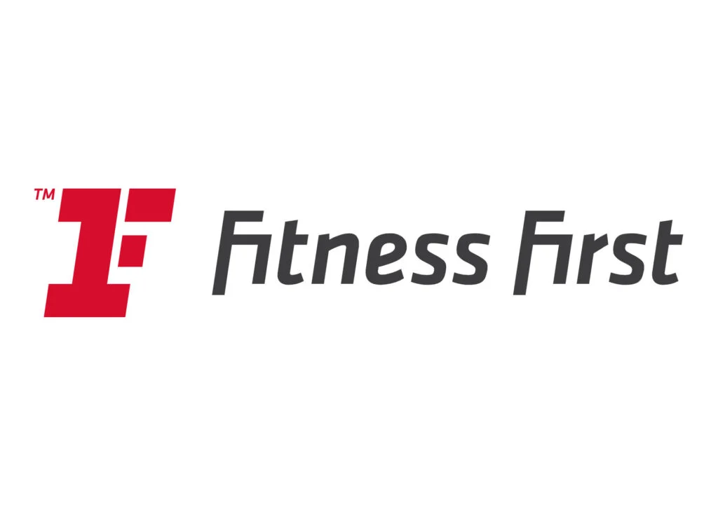 Logo van fitness first met een rood-wit "f"-embleem gevolgd door de bedrijfsnaam "fitness first" in grijze letters.