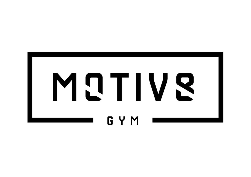 Logo van 'motiv8 gym' met opvallende, gestileerde zwarte letters in een rechthoekige omtrek met creatief gebruik van het cijfer 8 in het woord 'motiv8'.