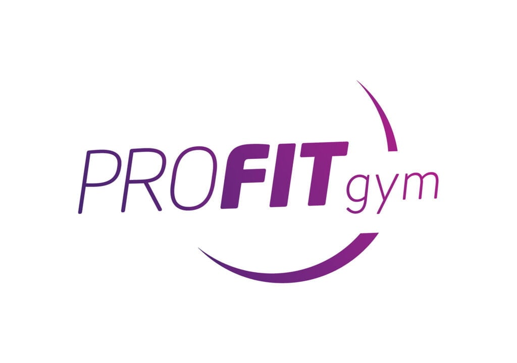 Logo van "profit gym" met het woord "profit" in dikke paarse letters met "gym" in kleinere letters, vergezeld van een gestileerde paarse swoosh die de tekst onderstreept.