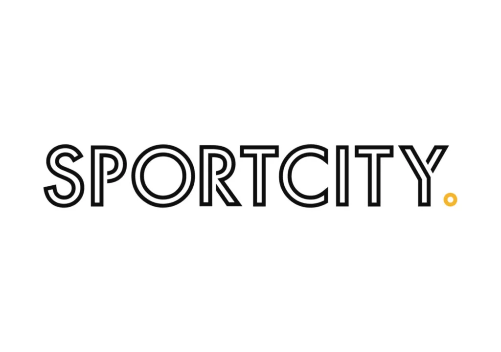 Het woord 'sportcity' is vetgedrukt in zwarte hoofdletters met een kleine oranje stip aan het einde van het woord.