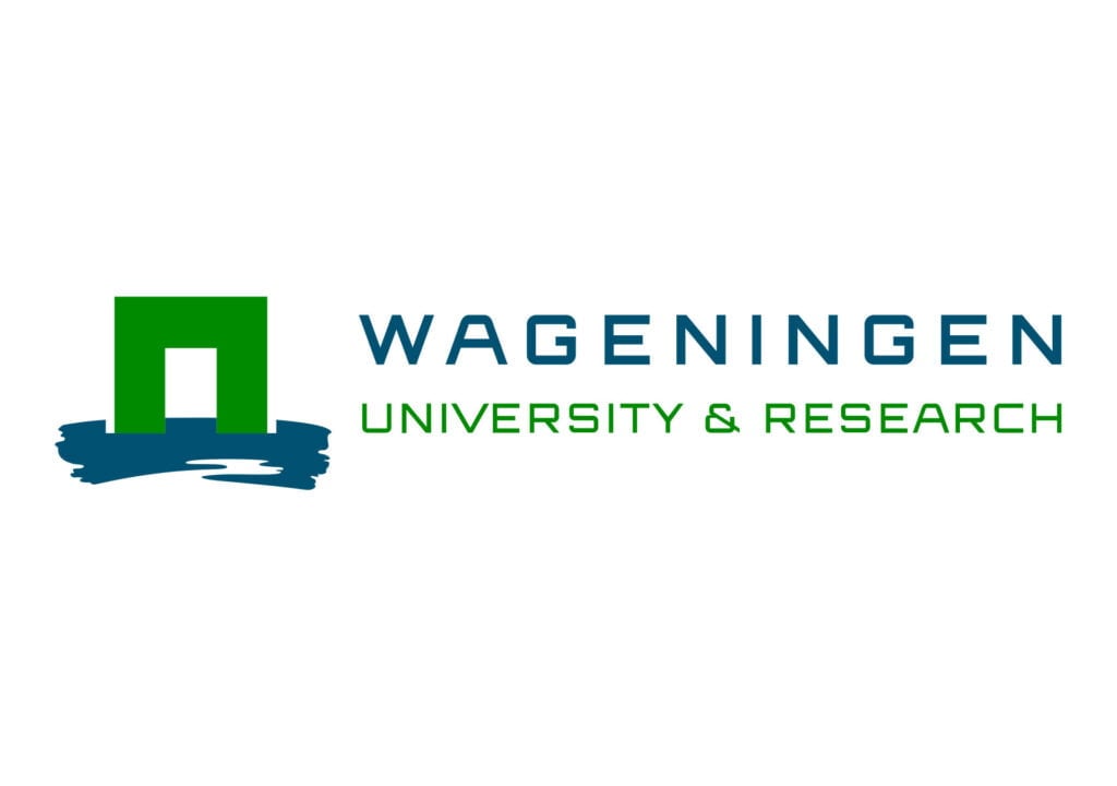 Logo van Wageningen University & Research met een gestileerde groene toegangspoort boven blauwe golvende lijnen, met rechts de naam van de instelling in groene en blauwe tekst.