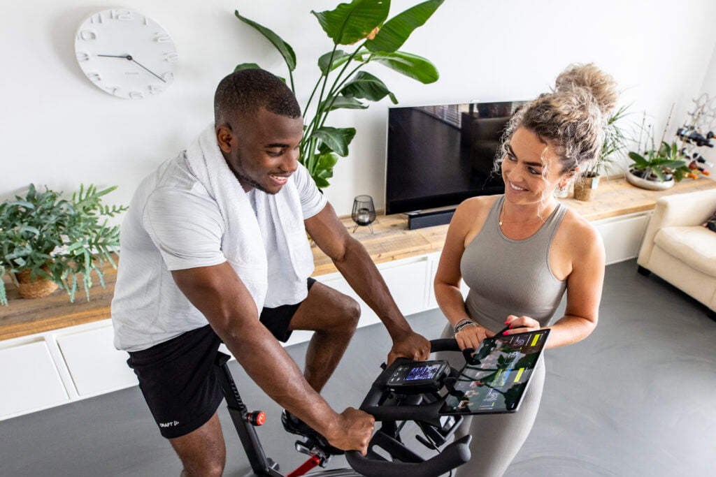 man en vrouw kiezen indoor cycling workout