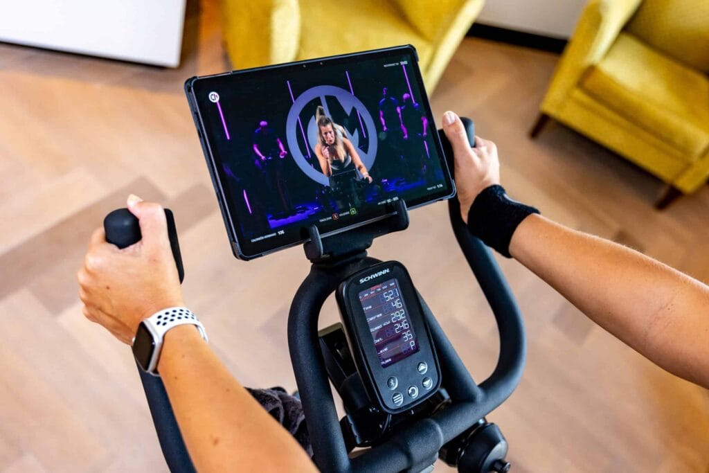 cycling workout volgen op tablet op bike